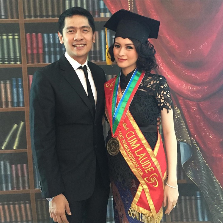 Detail Foto Wisuda Bareng Pasangan Nomer 32