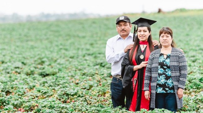 Detail Foto Wisuda Bersama Nomer 28