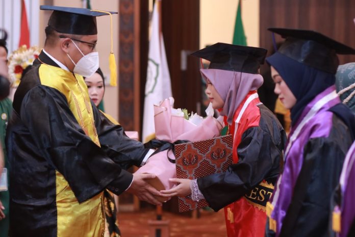 Detail Foto Wisuda Bersama Nomer 32