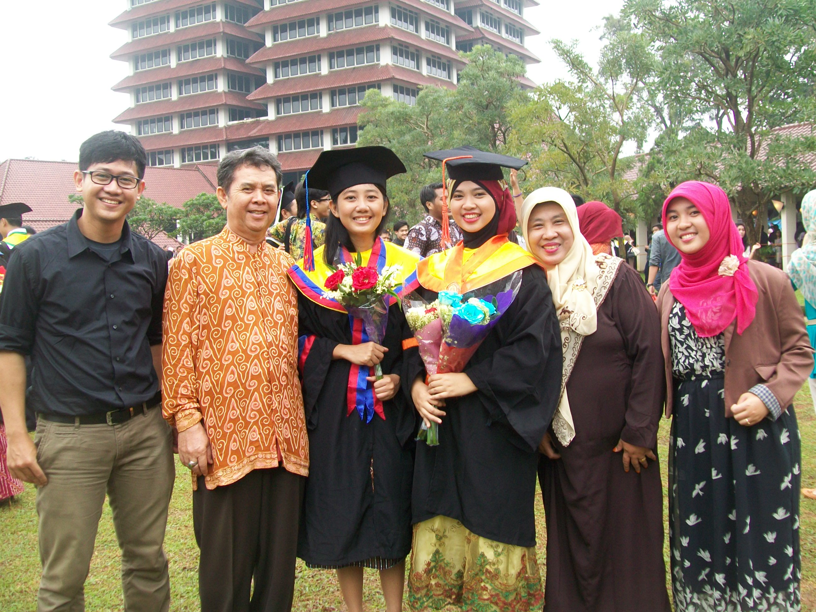 Detail Foto Wisuda Bersama Keluarga Nomer 11