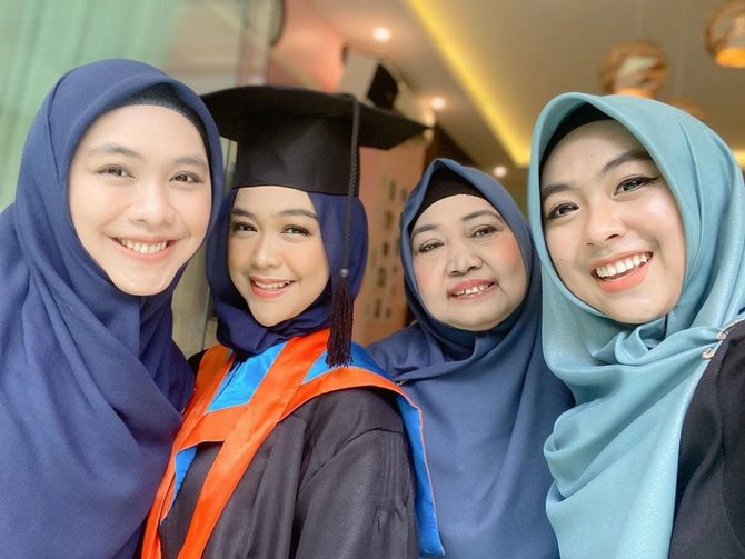 Detail Foto Wisuda Bersama Keluarga Nomer 17