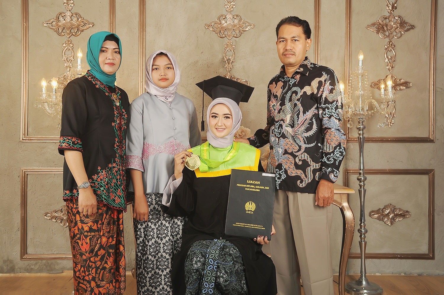 Detail Foto Wisuda Bersama Keluarga Nomer 20