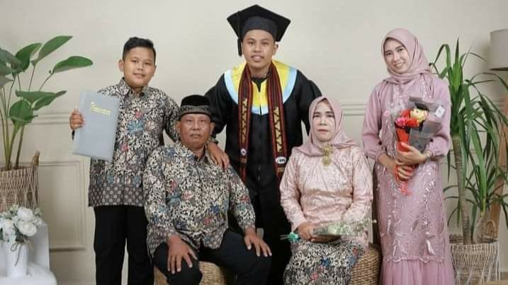 Detail Foto Wisuda Bersama Keluarga Nomer 24