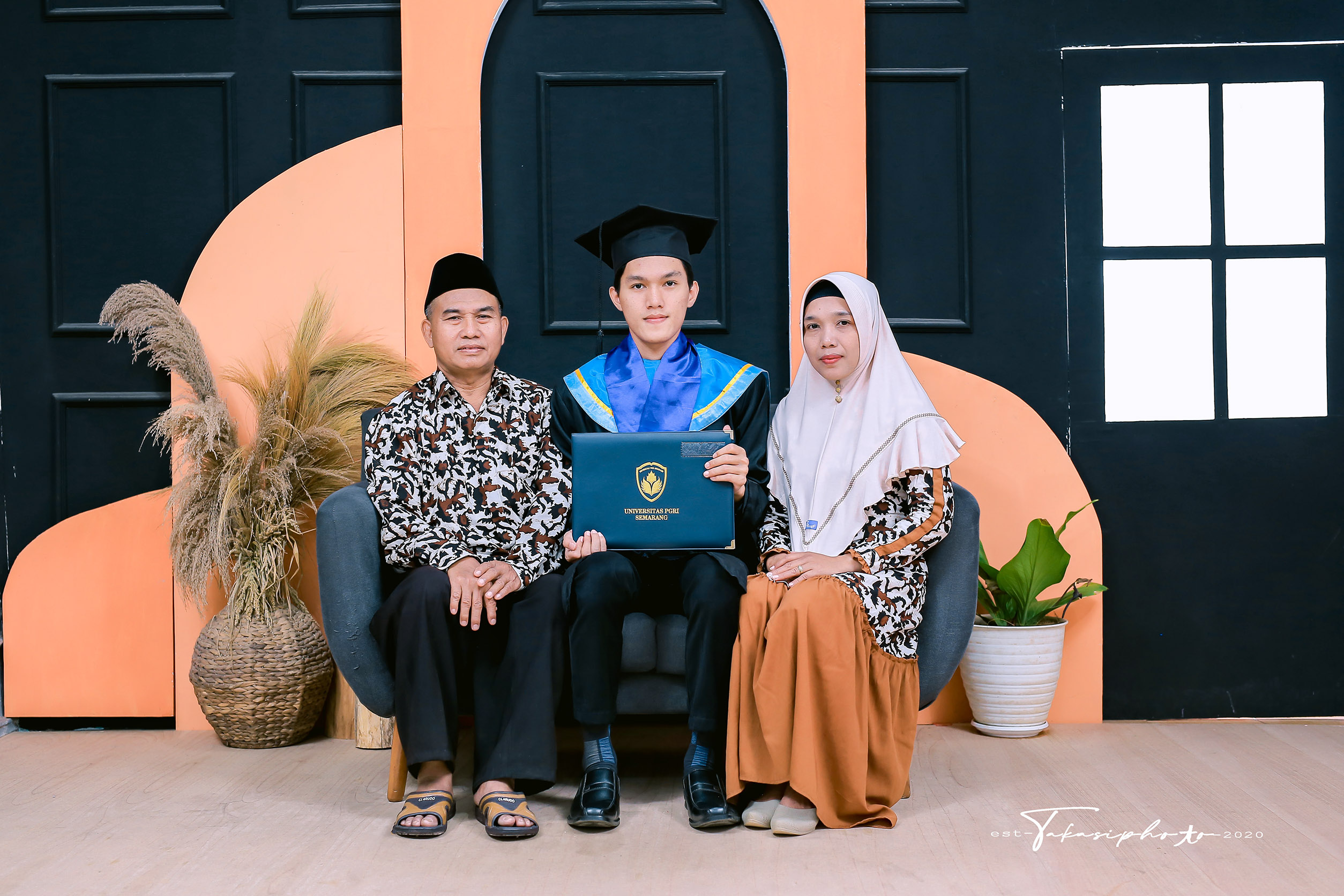 Detail Foto Wisuda Bersama Keluarga Nomer 2