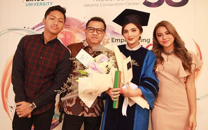 Detail Foto Wisuda Bersama Keluarga Nomer 37