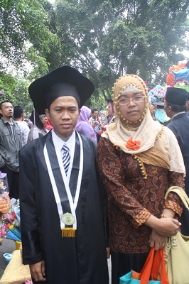 Detail Foto Wisuda Bersama Keluarga Nomer 39