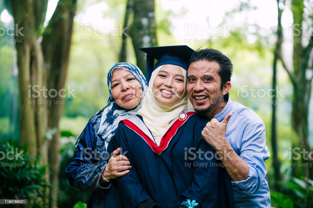 Detail Foto Wisuda Bersama Keluarga Nomer 41