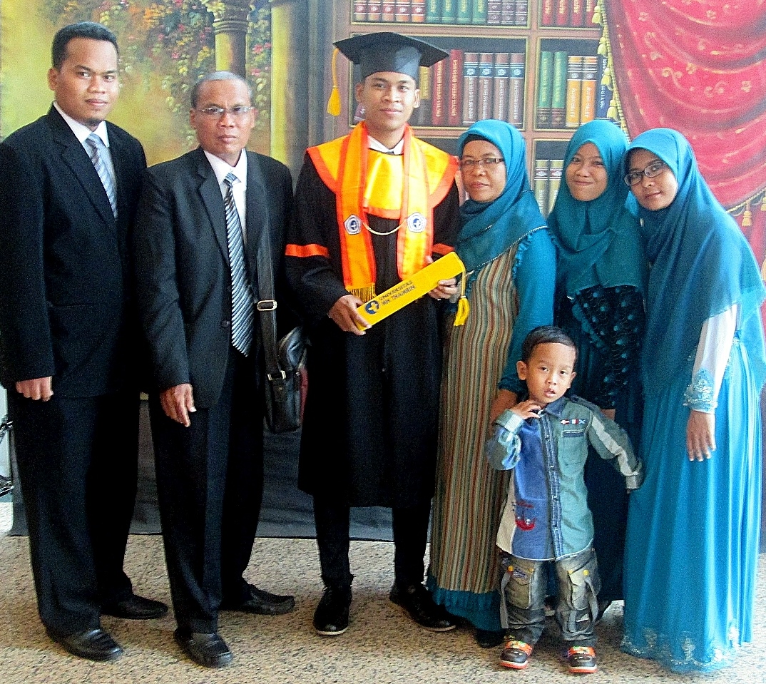 Detail Foto Wisuda Bersama Keluarga Nomer 42