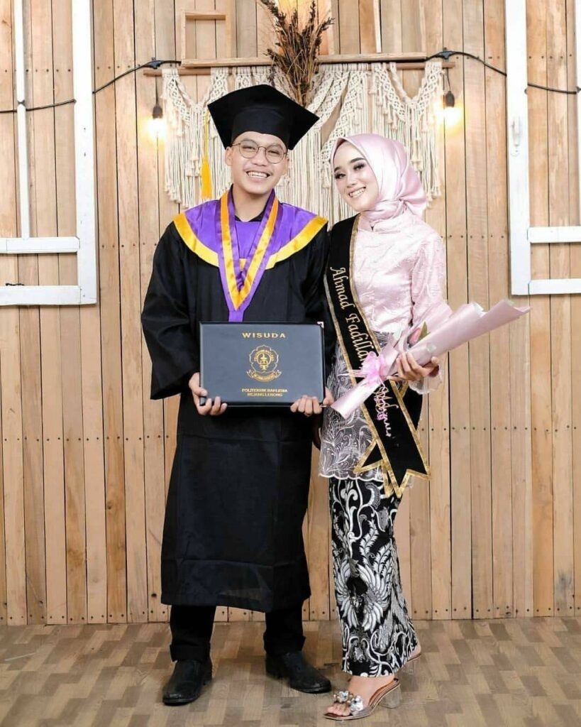 Detail Foto Wisuda Bersama Pacar Nomer 2