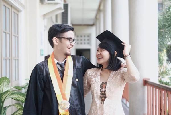 Detail Foto Wisuda Bersama Pacar Nomer 12