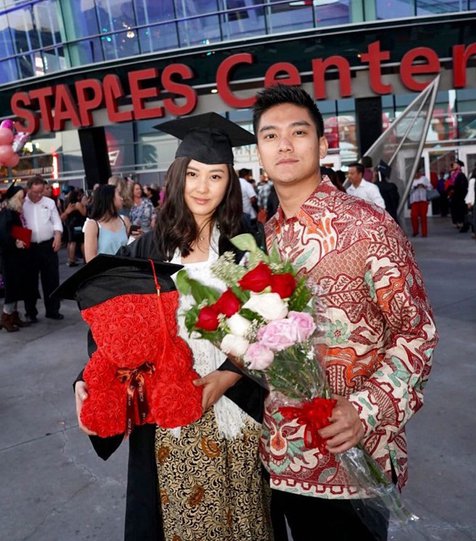 Detail Foto Wisuda Bersama Pacar Nomer 15