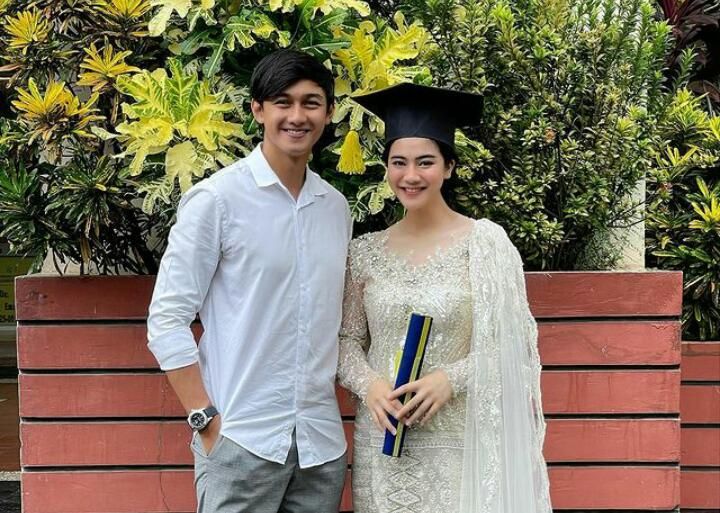 Detail Foto Wisuda Bersama Pacar Nomer 19