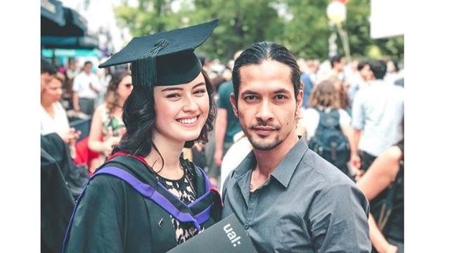 Detail Foto Wisuda Bersama Pacar Nomer 27