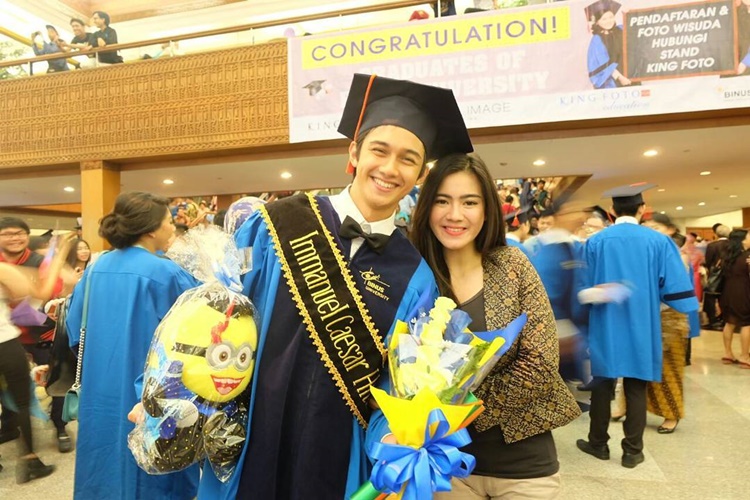 Detail Foto Wisuda Bersama Pacar Nomer 4