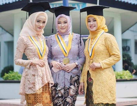 Detail Foto Wisuda Bersama Pacar Nomer 34