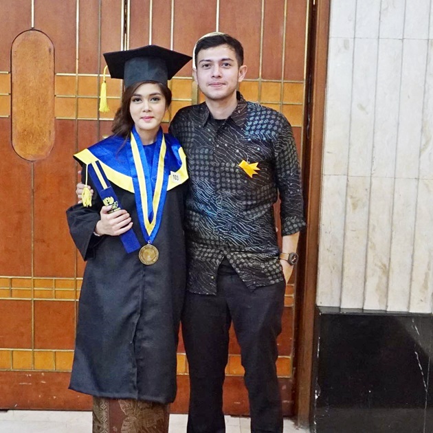 Detail Foto Wisuda Bersama Pacar Nomer 40