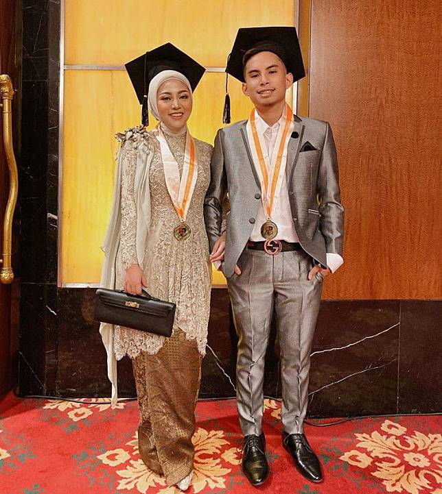 Detail Foto Wisuda Bersama Pacar Nomer 50