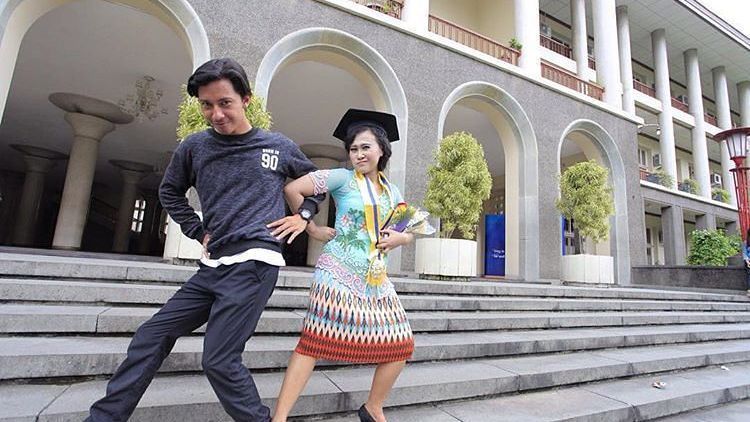 Detail Foto Wisuda Bersama Pacar Nomer 51