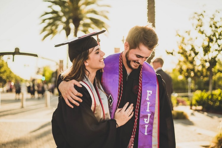 Detail Foto Wisuda Bersama Pacar Nomer 52