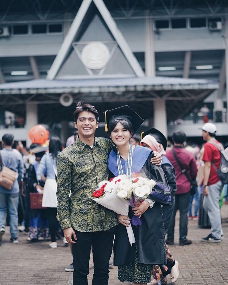 Detail Foto Wisuda Bersama Pacar Nomer 10