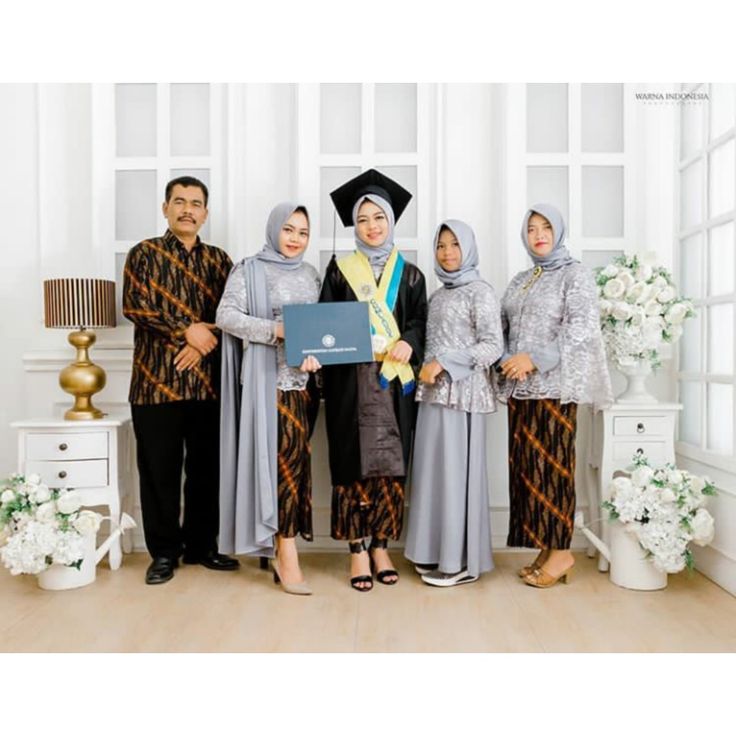 Detail Foto Wisuda Dengan Keluarga Nomer 3