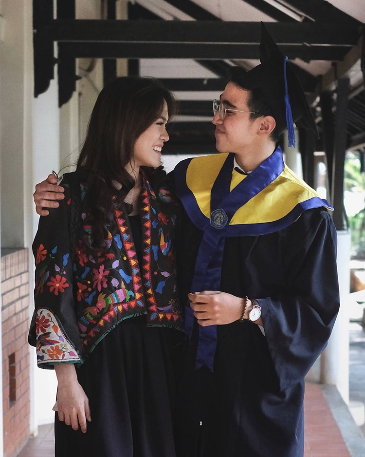 Detail Foto Wisuda Dengan Pacar Nomer 17