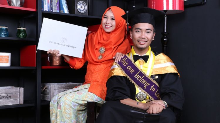 Detail Foto Wisuda Dengan Pacar Nomer 18