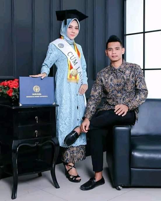 Foto Wisuda Dengan Pasangan - KibrisPDR