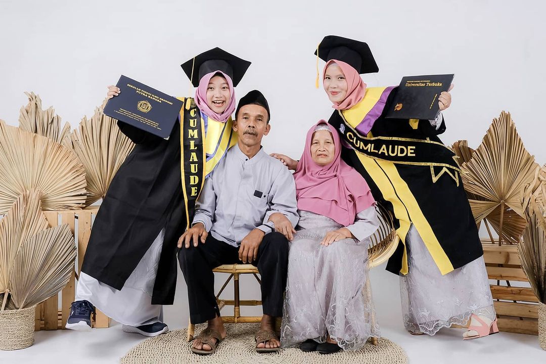 Detail Foto Wisuda Di Studio Nomer 11