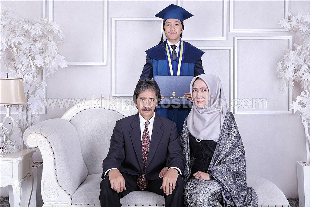 Detail Foto Wisuda Keluarga Di Studio Nomer 17