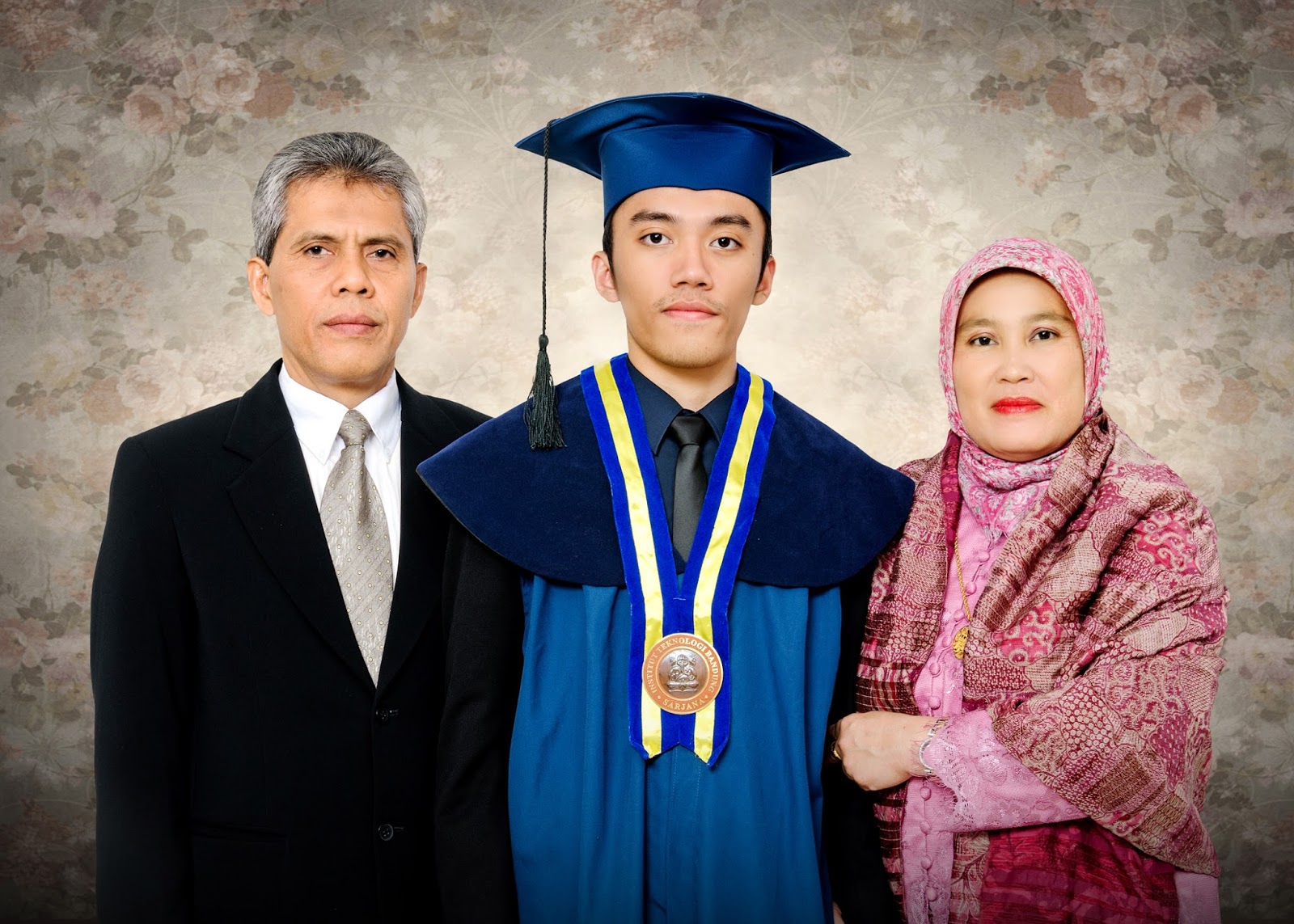 Detail Foto Wisuda Keluarga Studio Nomer 40