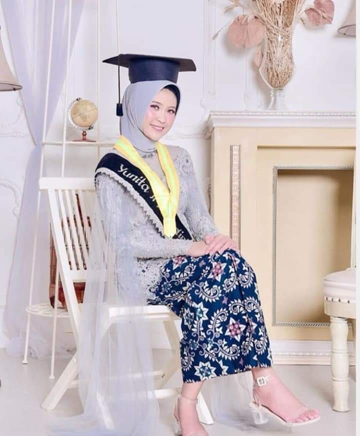 Detail Foto Wisuda Keluarga Studio Bertiga Nomer 36