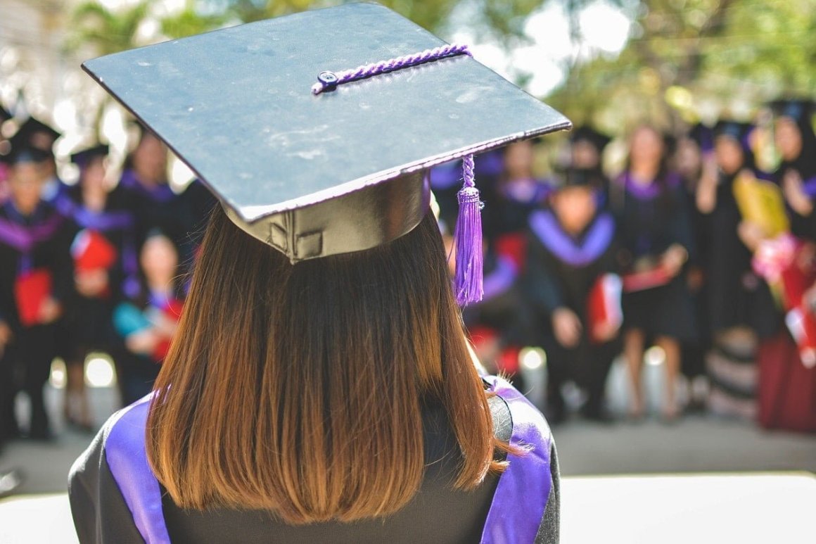 Detail Foto Wisuda Perempuan Nomer 19