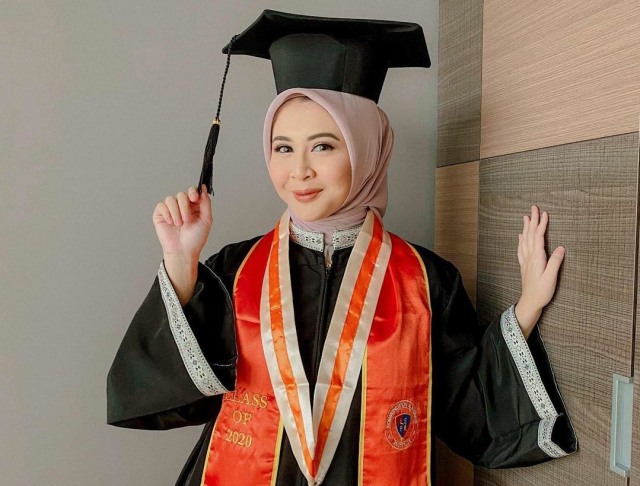 Detail Foto Wisuda Perempuan Nomer 3