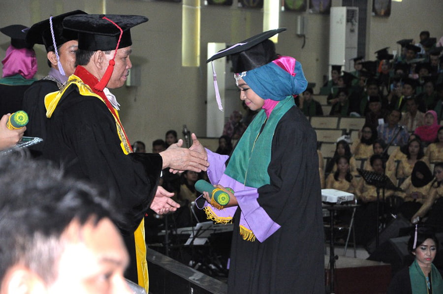 Detail Foto Wisuda Perempuan Nomer 30