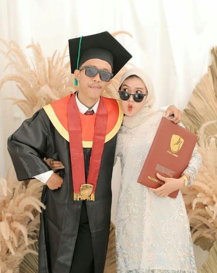 Foto Wisuda Sama Pacar - KibrisPDR