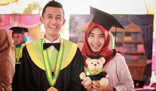 Detail Foto Wisuda Sama Pacar Nomer 38