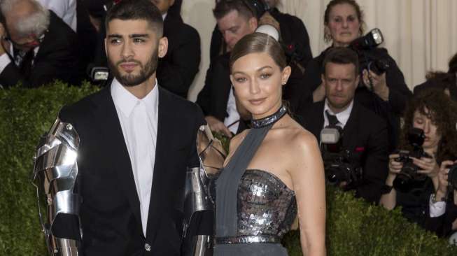 Detail Foto Zayn Malik Sedang Sholat Nomer 28