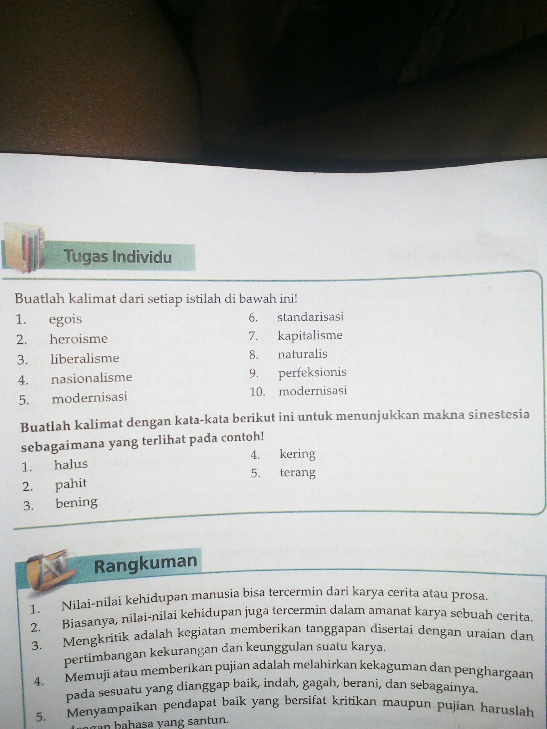 Detail Buatlah Tiga Contoh Kalimat Yang Menggunakan Majas Metafora Nomer 45