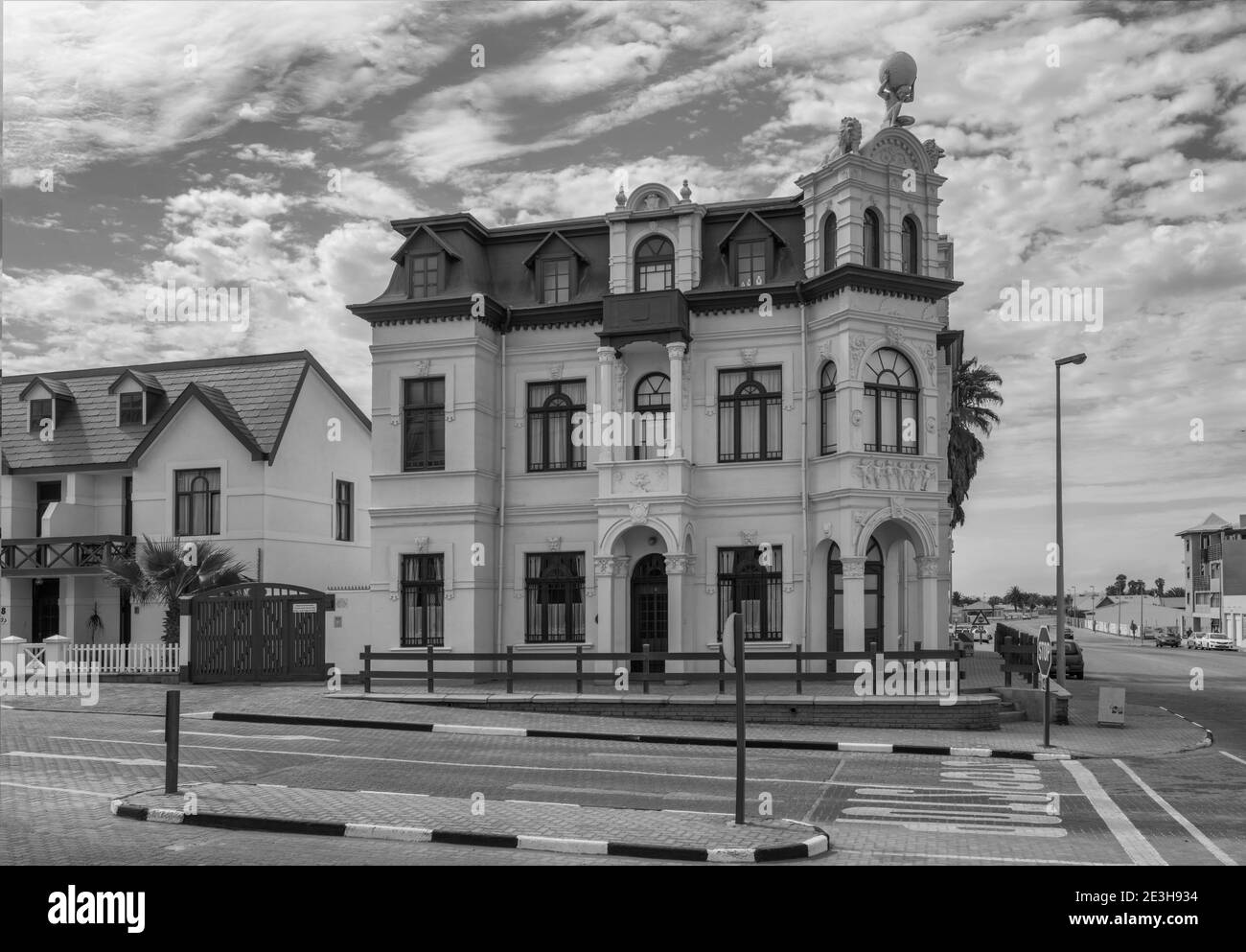 Detail Building Black And White Nomer 49
