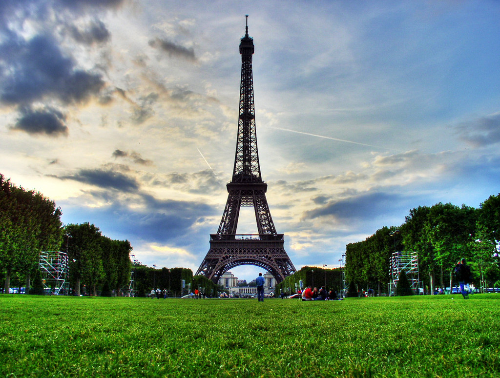 Detail Free Eiffel Tower Images Nomer 13