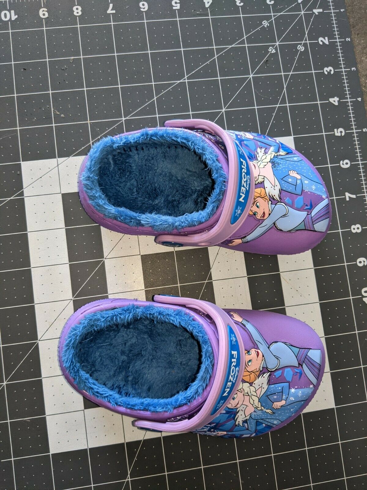 Detail Frozen Crocs With Fur Nomer 17