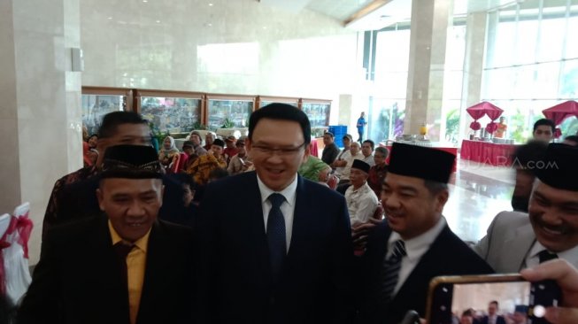 Detail Gambar Ahok Pakai Jas Hitam Nomer 17