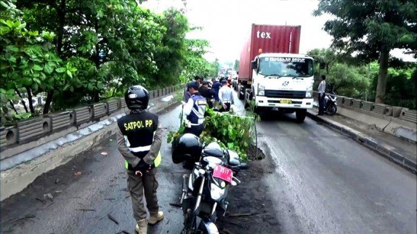 Detail Gambar Akibat Bebabn Berlebihan Kendaraan Nomer 20