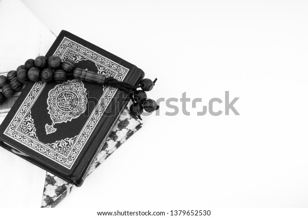 Detail Gambar Al Quran Hitam Putih Nomer 39