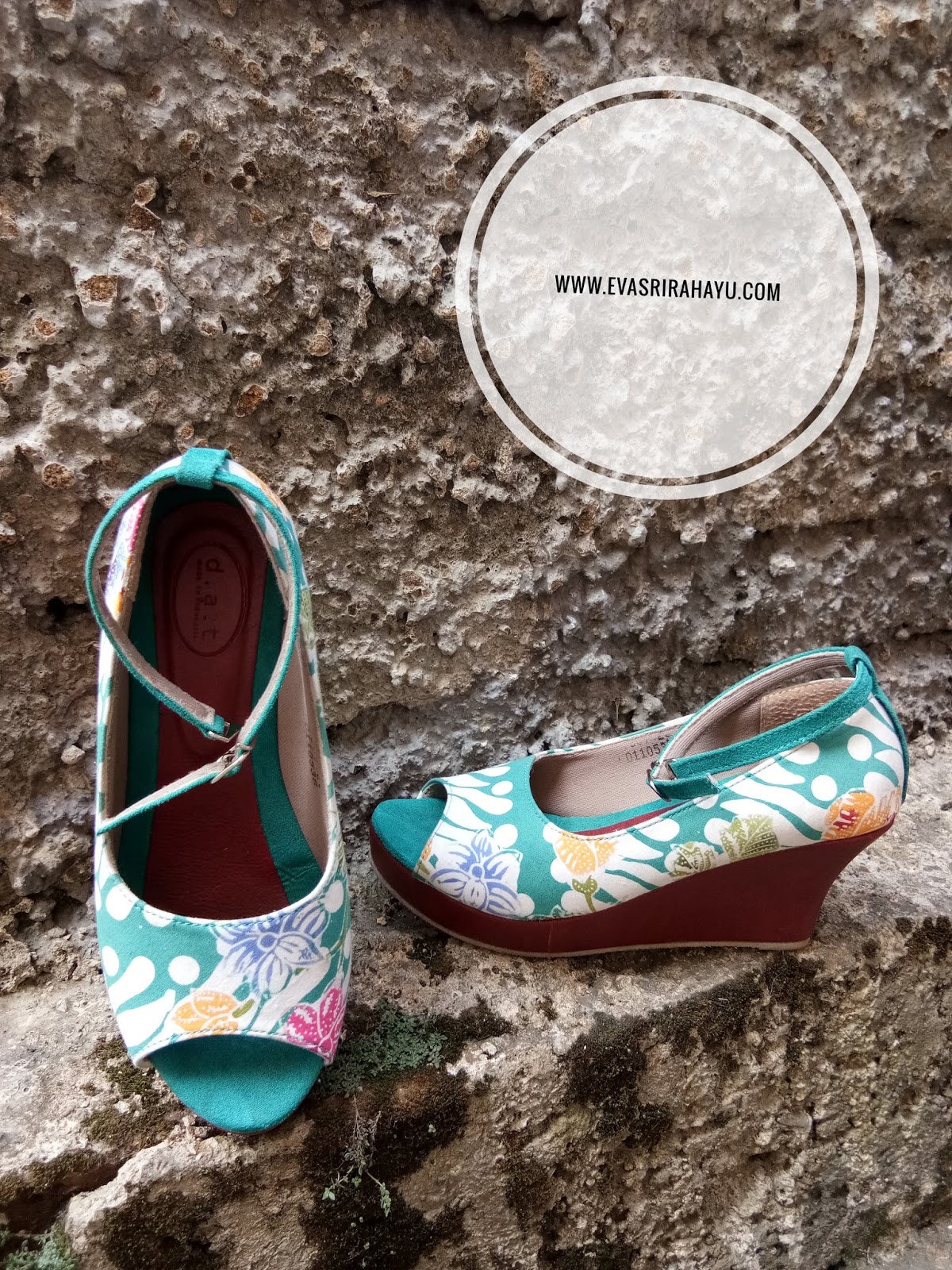 Detail Gambar Alas Kaki Bercorak Batik Nomer 15