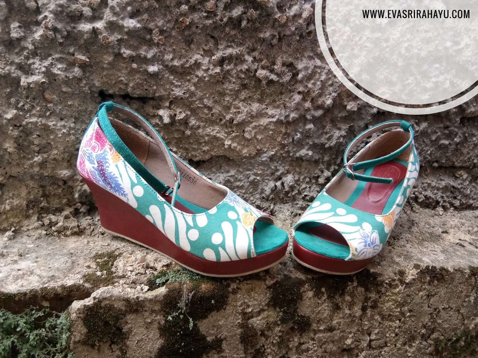 Detail Gambar Alas Kaki Bercorak Batik Nomer 39