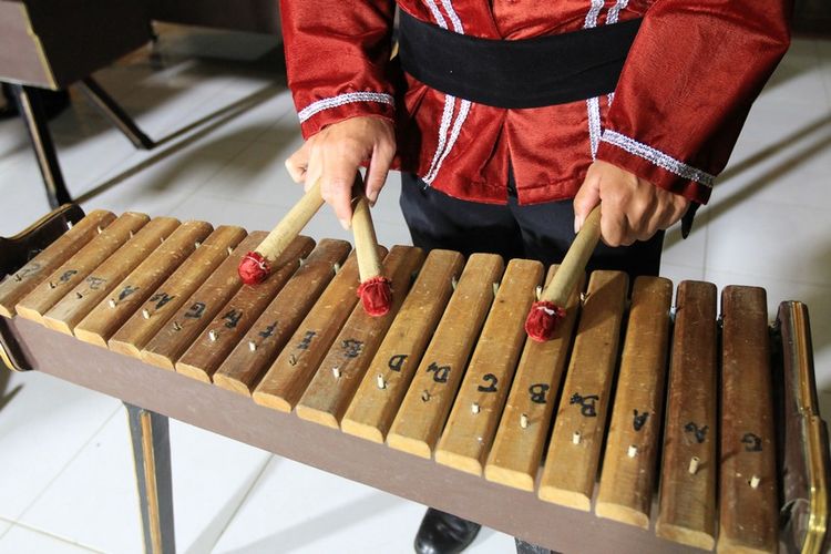 Detail Gambar Alat Musik Dari Sulawesi Selatan Nomer 11