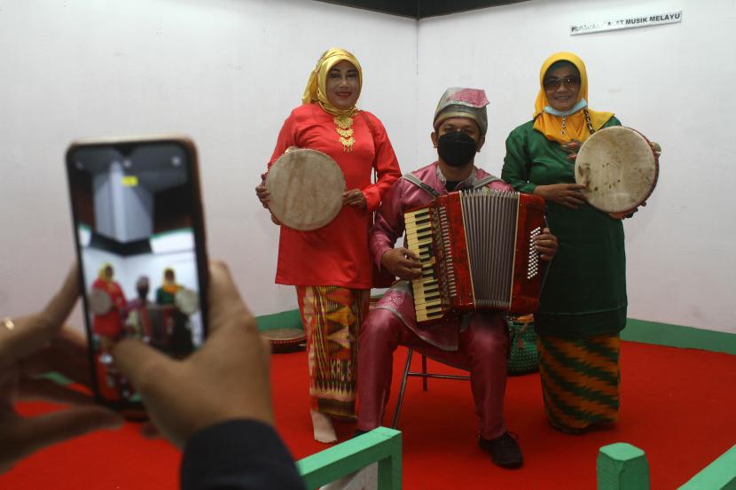 Detail Gambar Alat Musik Melayu Akordian Nomer 21