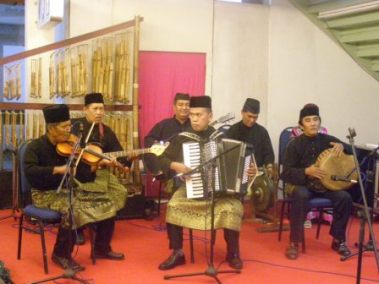 Detail Gambar Alat Musik Melayu Akordian Nomer 38